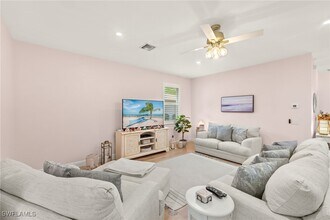 5794 Elizabeth Ann Way in Ft. Myers, FL - Foto de edificio - Building Photo