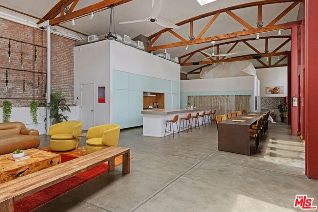 property at 718 N Figueroa St