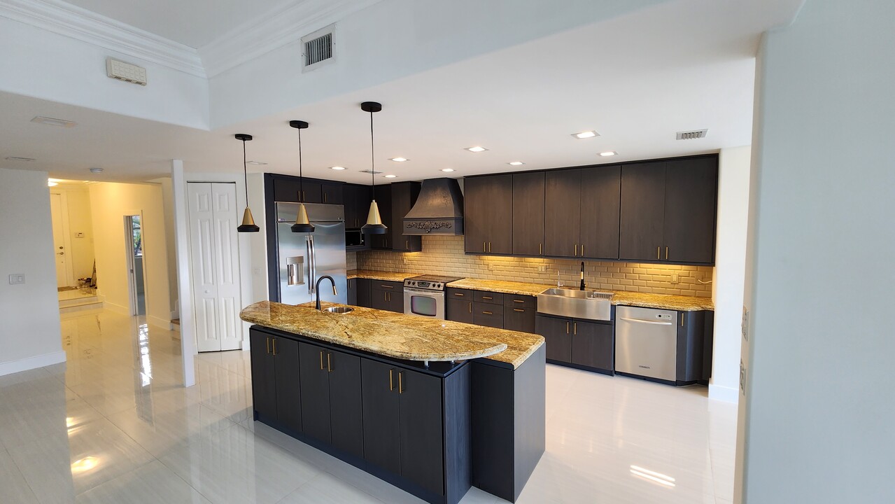 21027 NE 32nd Ave in Aventura, FL - Building Photo