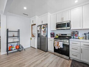 1005 Hi Point St, Unit 1005 in Los Angeles, CA - Building Photo - Building Photo