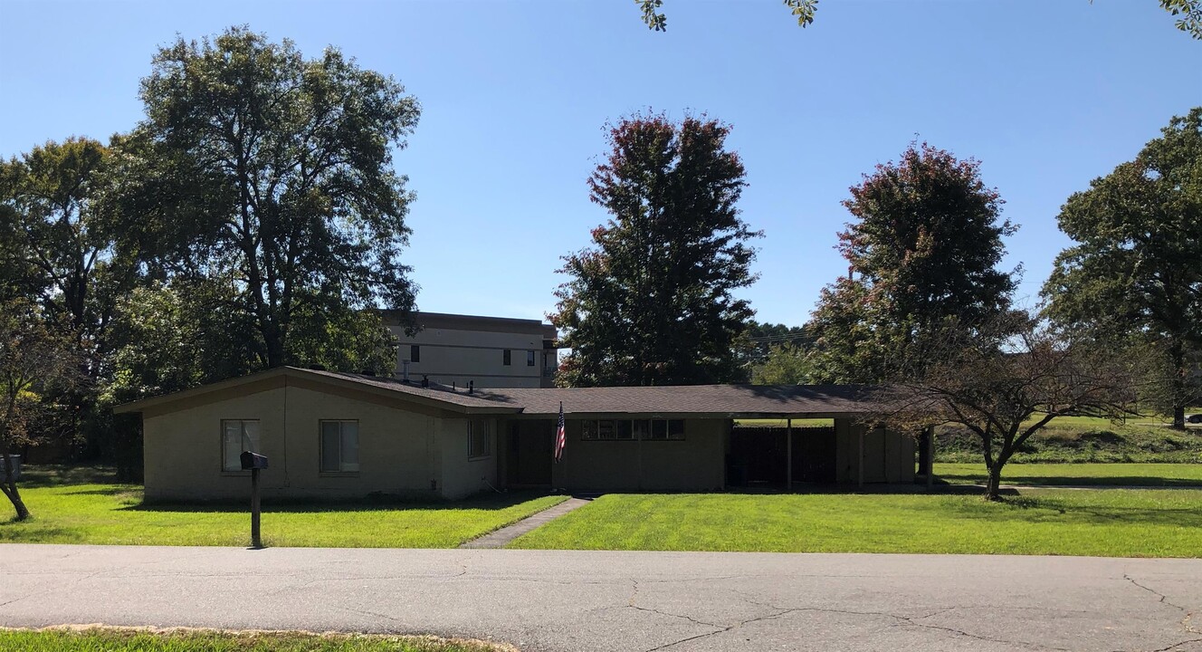 1 Honeysuckle Ln in Conway, AR - Building Photo