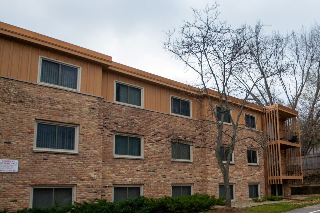 Hampshire House in St. Louis Park, MN - Foto de edificio