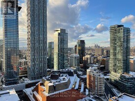 8 Park Rd in Toronto, ON - Building Photo