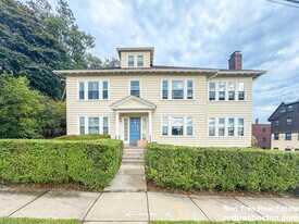 28 Manet Rd, Unit 1 in Chestnut Hill, MA - Building Photo