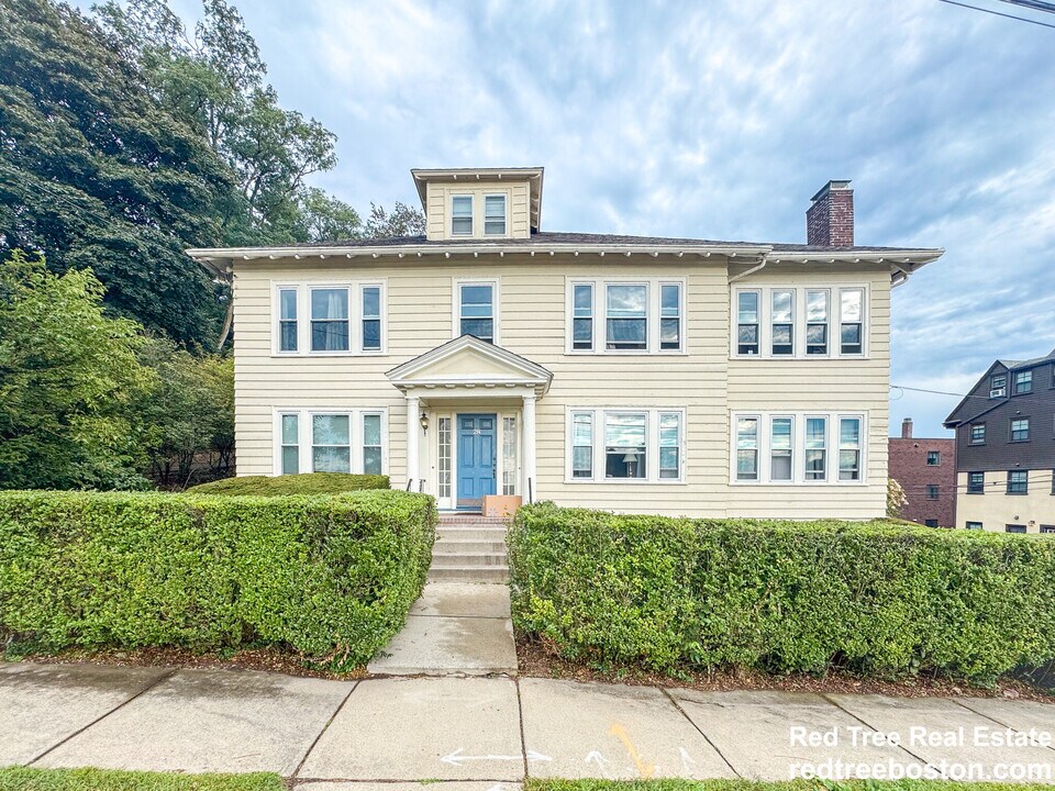 28 Manet Rd, Unit 1 in Chestnut Hill, MA - Building Photo