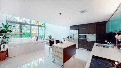 6000 Collins Ave, Unit 124 in Miami Beach, FL - Foto de edificio - Building Photo