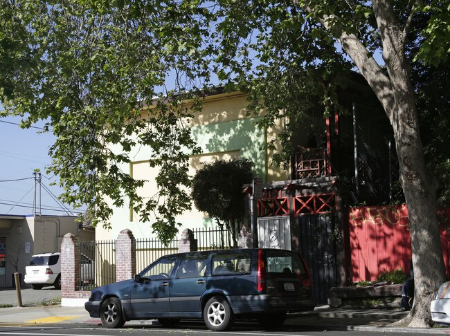 6121 Shattuck Ave in Oakland, CA - Foto de edificio - Building Photo