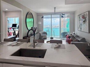 31 SE 5th St, Unit 3412 in Miami, FL - Building Photo - Building Photo