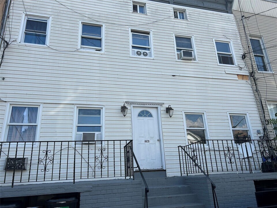 86-28 80th St in Queens, NY - Building Photo