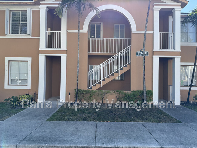 7040 NW 177th St in Hialeah, FL - Foto de edificio - Building Photo