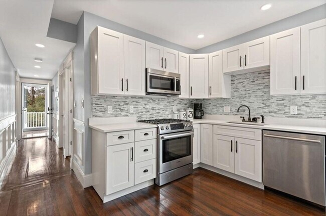 389 Centre St in Boston, MA - Building Photo - Building Photo