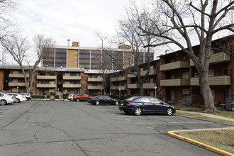 Carlyn Hill Apartments in Falls Church, VA - Foto de edificio - Building Photo