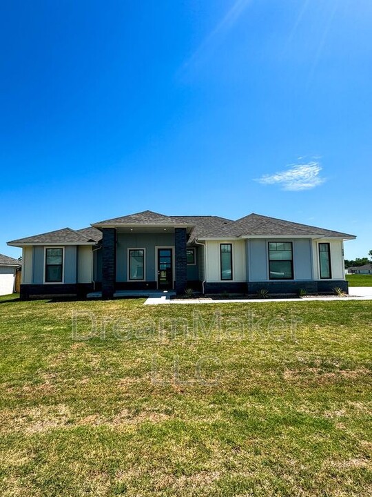 728 Flowers Dr in Goldsby, OK - Building Photo