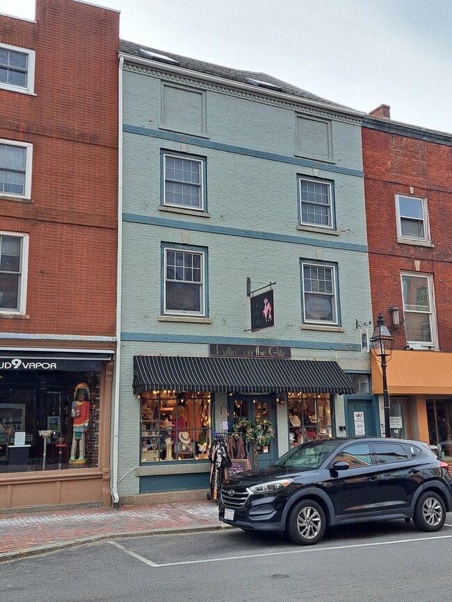 42 Market St, Unit Apt #2 in Portsmouth, NH - Building Photo - Building Photo