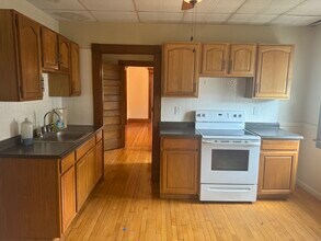 29 Roxbury St, Unit 2 in Worcester, MA - Building Photo - Building Photo