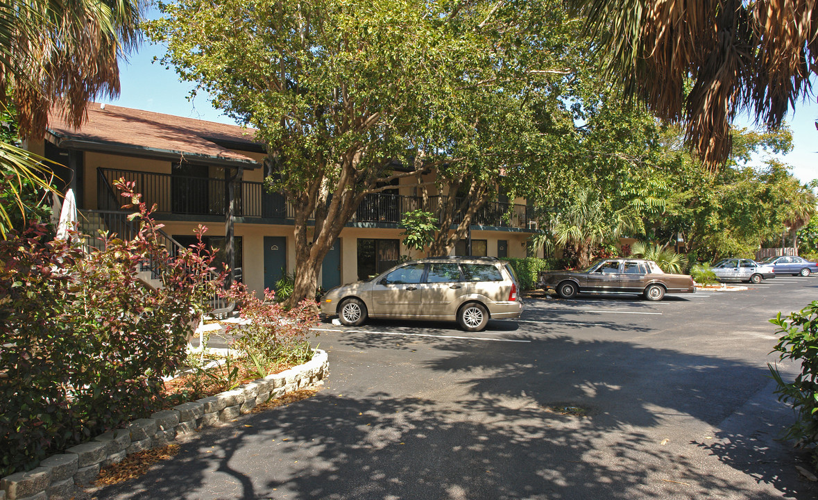 Triple Three Apartments in Pompano Beach, FL - Foto de edificio