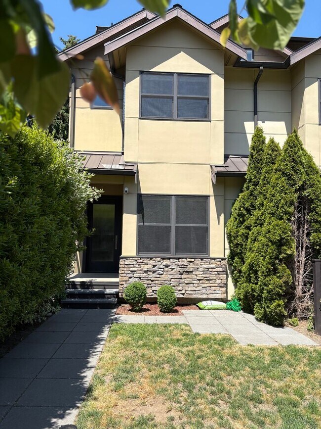 property at 62 W Etruria St