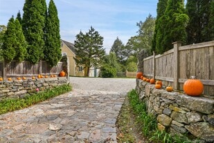 333 Hook Rd in Katonah, NY - Building Photo