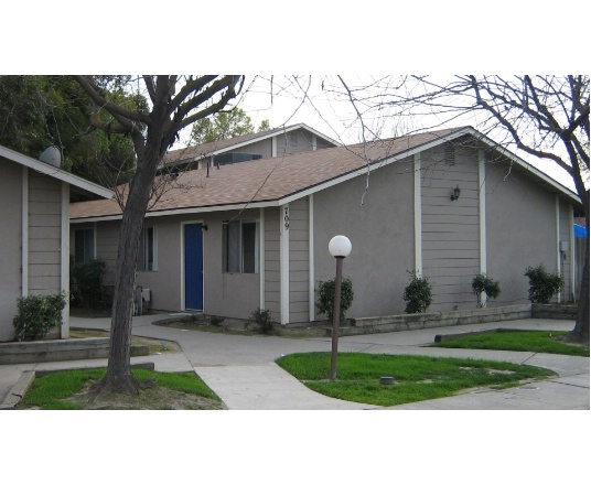 Houstan Apartment in Visalia, CA - Foto de edificio