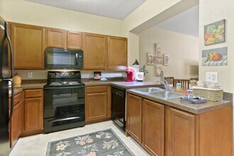 6765 Corporate Blvd in Baton Rouge, LA - Foto de edificio - Building Photo