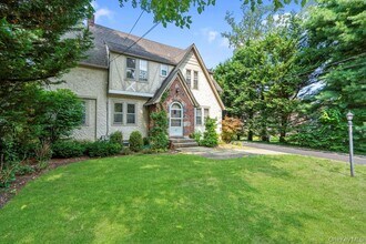 19 Elliot Rd in Great Neck, NY - Building Photo - Building Photo