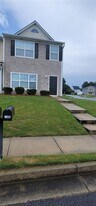 4560 Parkview Square in College Park, GA - Building Photo