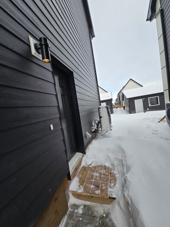 8010 Cedric Mah Rd in Edmonton, AB - Building Photo - Building Photo