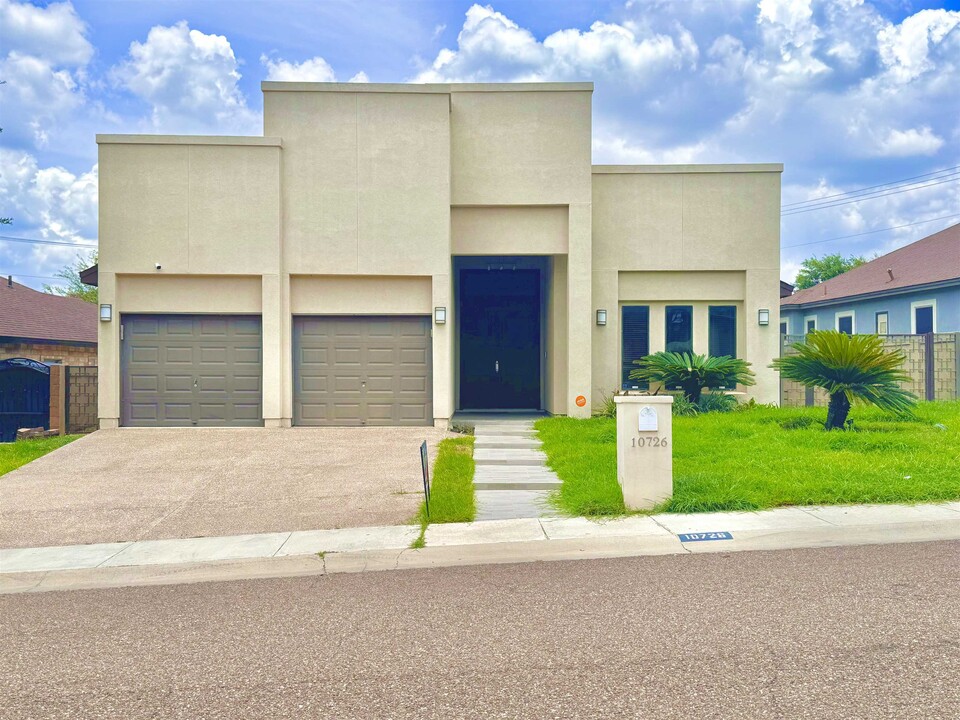 10726 Patron Loop in Laredo, TX - Building Photo