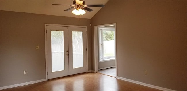 956 Gulfstream Rd in Hinesville, GA - Building Photo - Building Photo