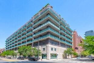 910 W Madison St in Chicago, IL - Building Photo