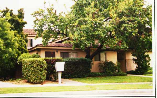 2132 N Derek Dr in Fullerton, CA - Foto de edificio