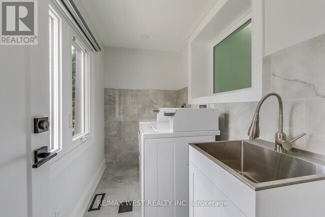 1190 Ossington Ave in Toronto, ON - Building Photo - Building Photo