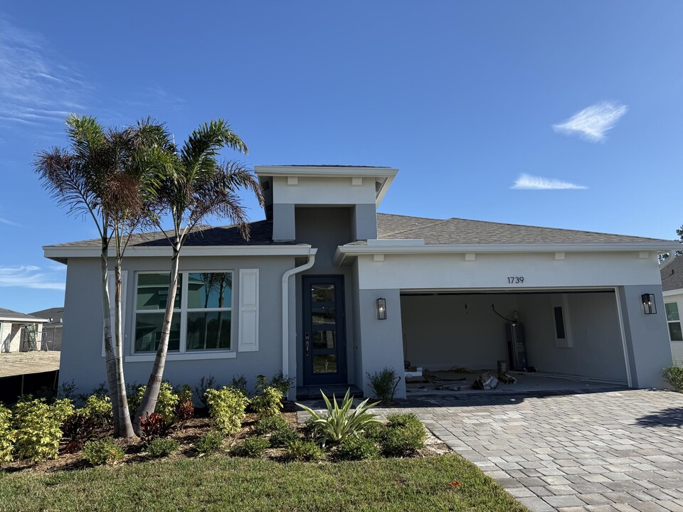 1739 NE Ocean Dunes Dr in Jensen Beach, FL - Building Photo