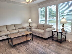 6429 Forest Lake Dr in Zephyrhills, FL - Building Photo - Building Photo