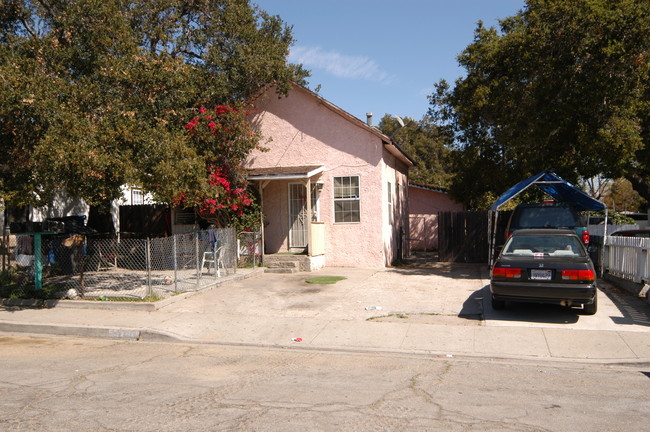 531 Sycamore St in Santa Paula, CA - Building Photo - Building Photo