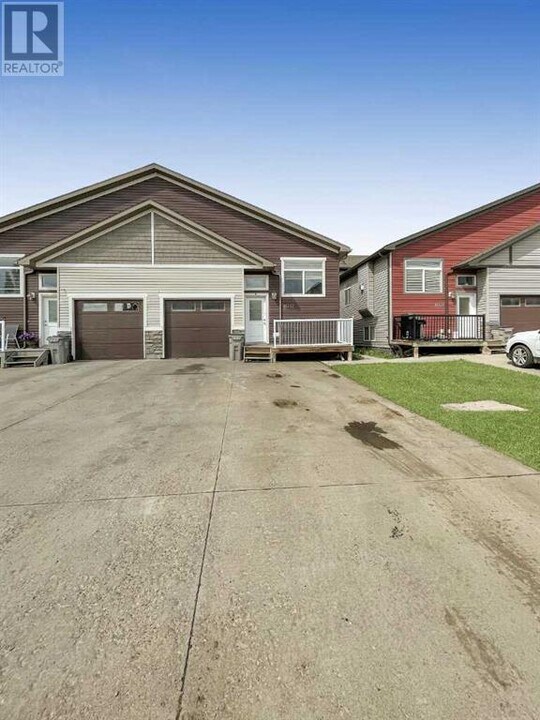 11342 105 Ave in Grande Prairie, AB - Building Photo