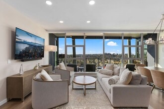 188 Bellevue Way NE in Bellevue, WA - Foto de edificio - Building Photo