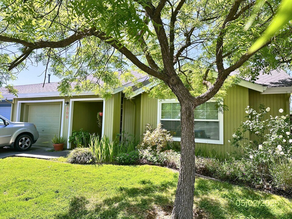 208 Tern Pl in Davis, CA - Building Photo