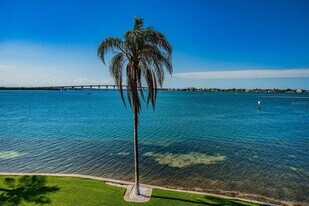 6105 Bahia Del Mar Cir N in St. Petersburg, FL - Building Photo