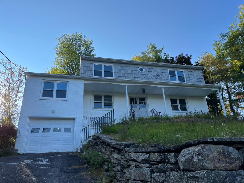 26 West End Dr in Woodbury, NY - Building Photo