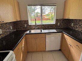 2522 NE 184th Terrace in North Miami Beach, FL - Building Photo