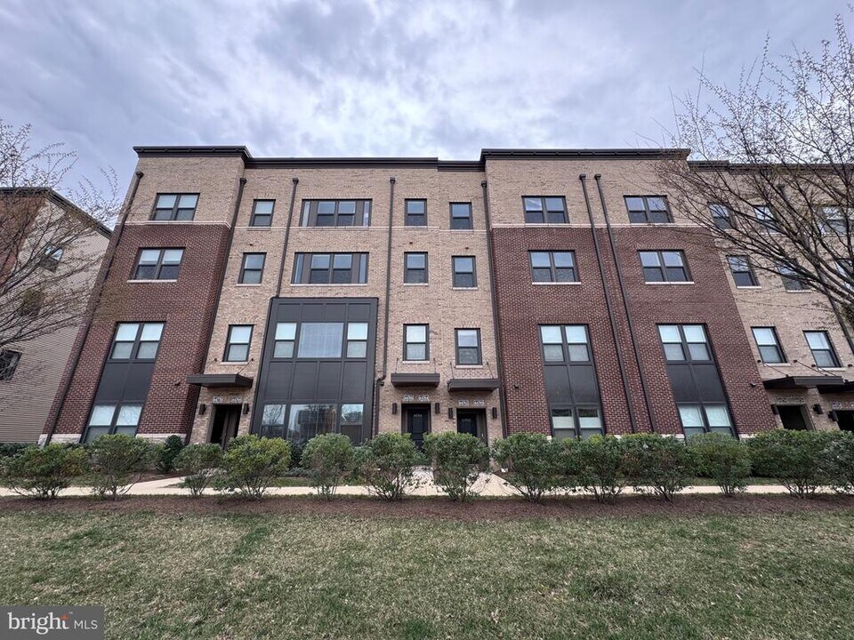 44764 Tiverton Sq in Ashburn, VA - Building Photo