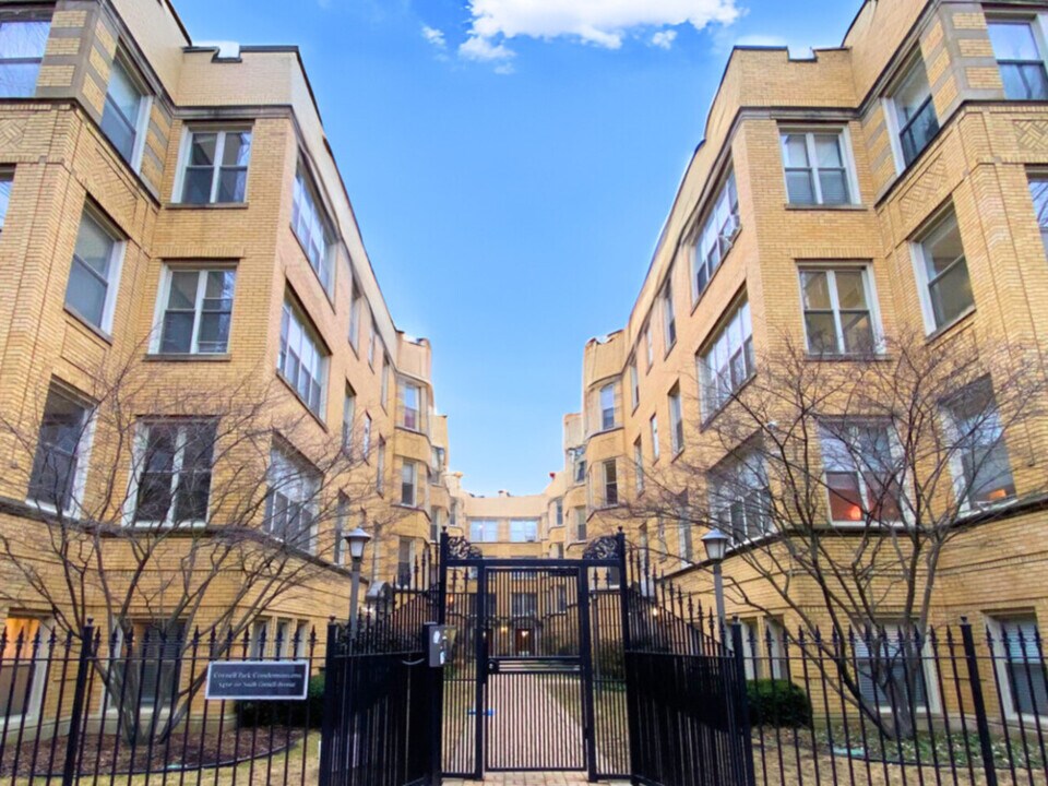 5454 S Cornell Ave in Chicago, IL - Building Photo