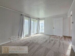 5325 SE Reedway St in Portland, OR - Building Photo - Building Photo