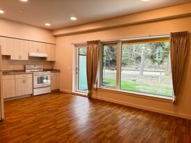 218 Village Way in Qualicum Beach, BC - Building Photo