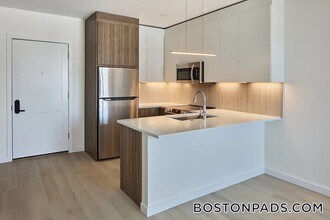 87 Oxford St, Unit 406 in Lynn, MA - Building Photo - Building Photo