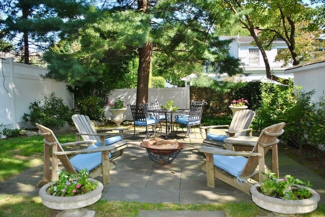 408 Riverside Ave in Westport, CT - Building Photo - Building Photo