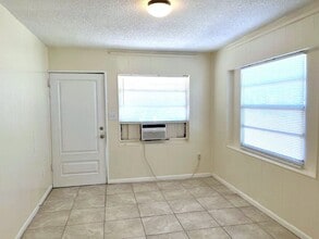 1341 Winnifred St in Orlando, FL - Building Photo - Building Photo