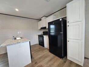 1018 Myakka Dr in North Fort Myers, FL - Building Photo - Building Photo