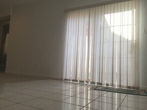 14187 Darkwood Dr, Unit Private Lower Level Apart in Centreville, VA - Foto de edificio - Building Photo